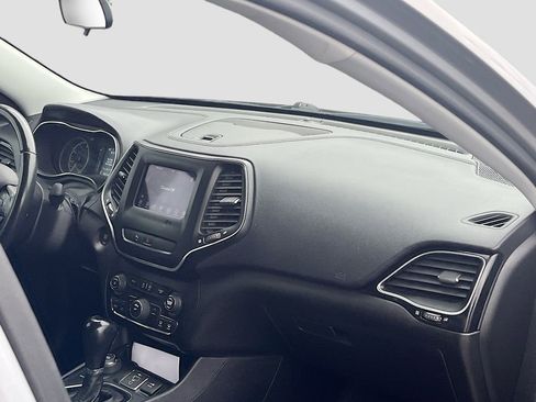 Used 2019 Jeep Cherokee Latitude Plus AWD/4WD image 27