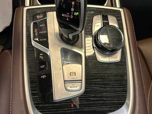 Used 2022 BMW 750i xDrive image 28