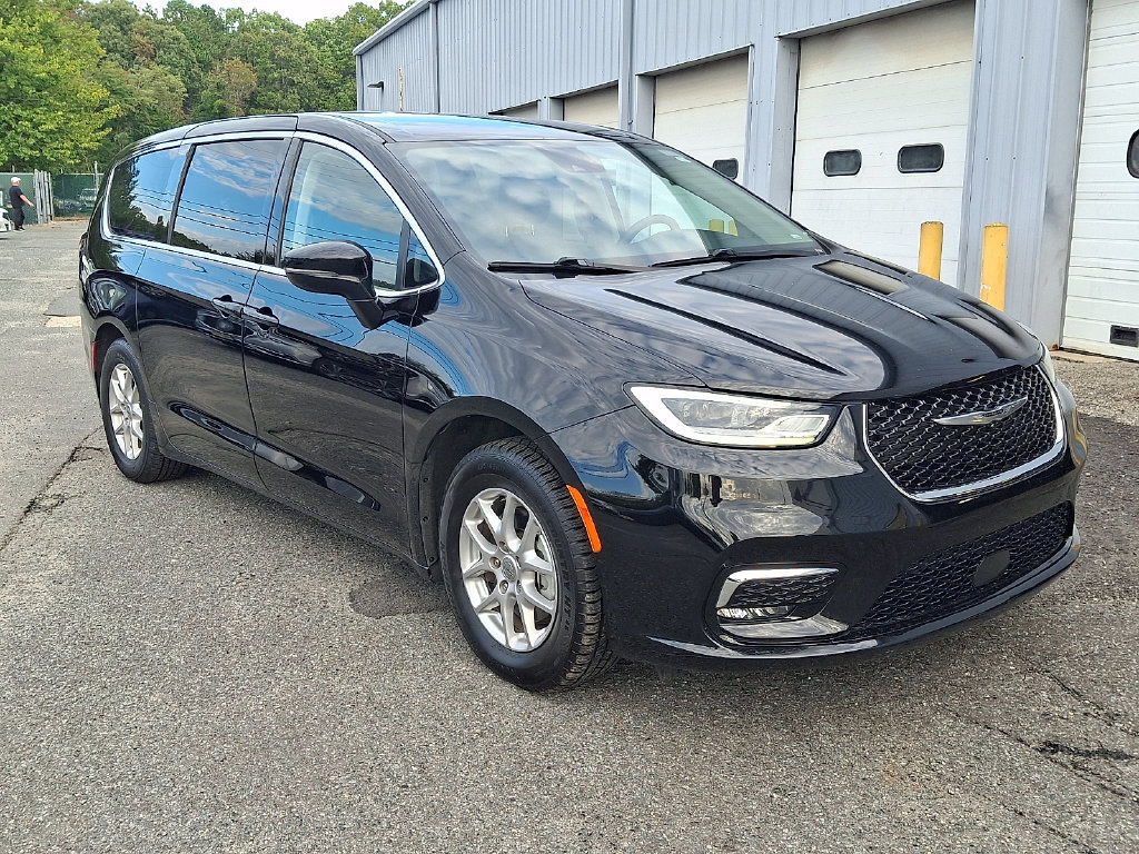 Used 2024 Chrysler Pacifica Touring-L FWD image 3