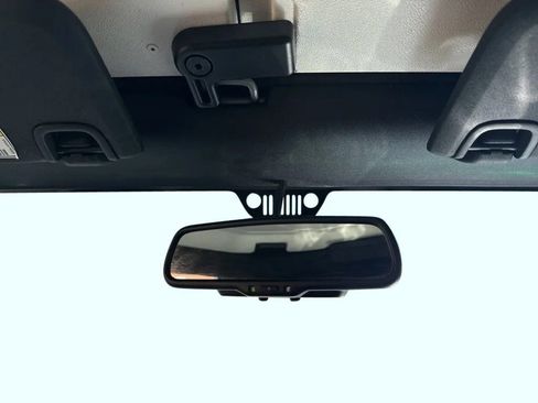 Used 2017 Jeep Wrangler Unlimited Rubicon image 25