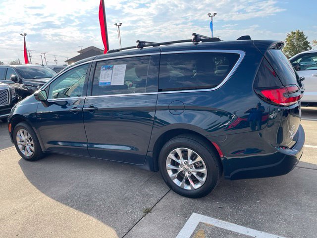Used 2023 Chrysler Pacifica Touring-L AWD/4WD image 4
