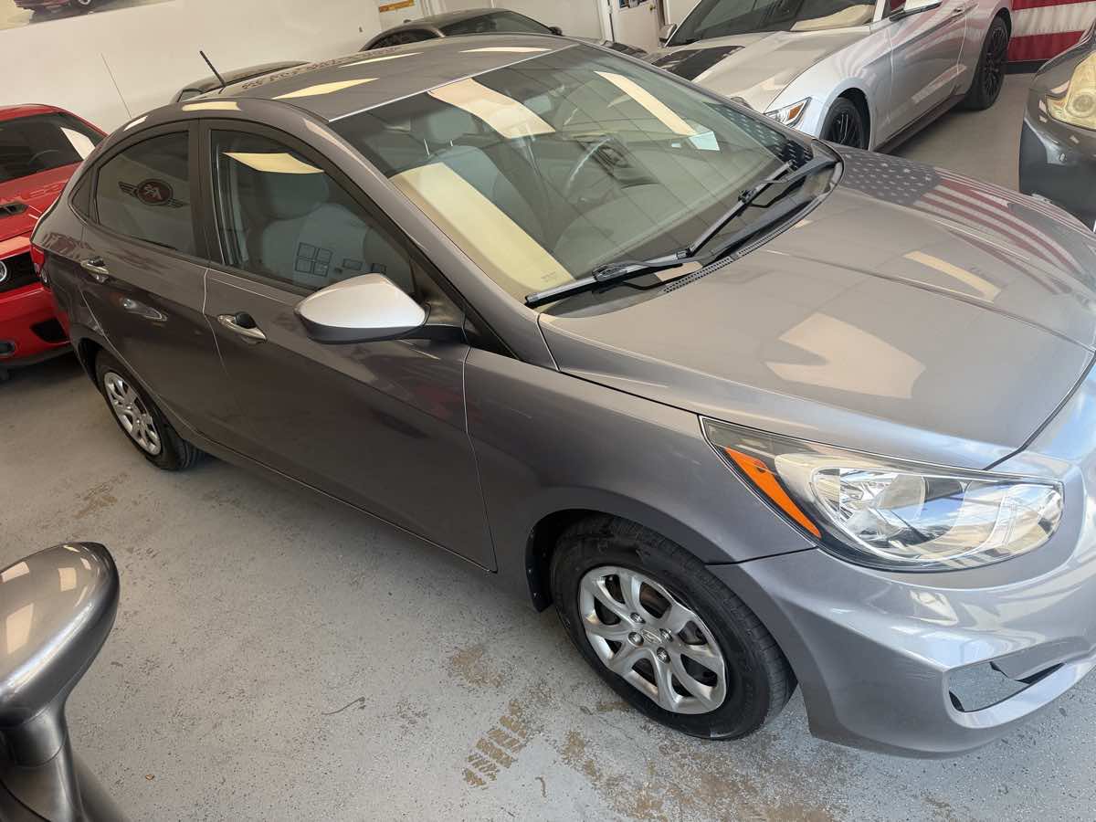 Used 2013 Hyundai Accent GLS FWD image 3