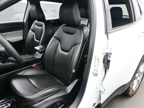 Used 2023 Jeep Compass Latitude image 12