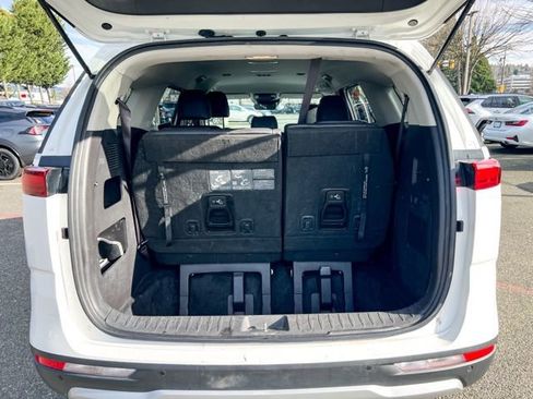 Certified 2024 Kia Carnival LX image 10