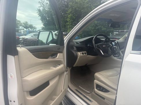 Used 2018 Cadillac Escalade Luxury AWD/4WD image 9
