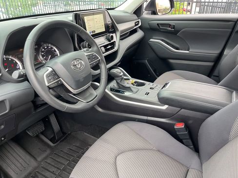 Used 2024 Toyota Highlander LE FWD image 19