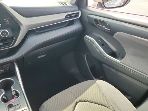 Used 2021 Toyota Highlander L FWD image 18