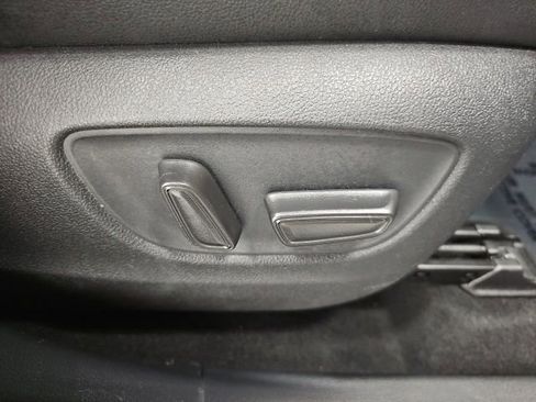 Used 2020 Toyota Highlander XLE AWD/4WD image 40