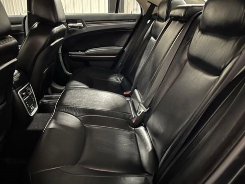 Used 2019 Chrysler 300 Limited w/ Safetytec Plus Group image 18