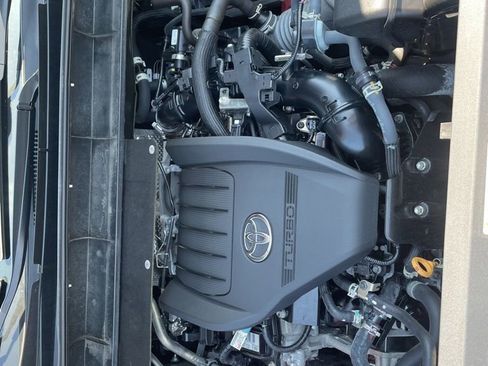 Used 2024 Toyota Highlander LE AWD/4WD image 20