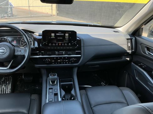 Used 2025 Nissan Pathfinder SL FWD image 16