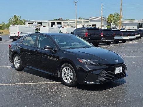 Used 2025 Toyota Camry LE w/ Convenience Package FWD image 9