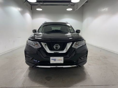 Used 2020 Nissan Rogue SV image 2