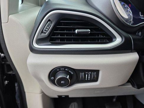 Used 2023 Chrysler Pacifica Touring-L FWD image 29