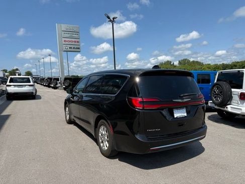 Used 2023 Chrysler Pacifica Touring-L FWD image 5