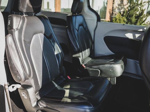 Used 2019 Chrysler Pacifica Touring-L image 33