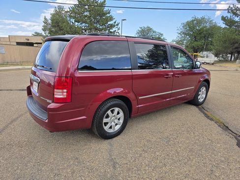 Used 2010 Chrysler Town & Country Touring Plus w/ Safetytec Group FWD image 8