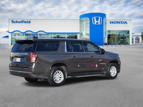 Used 2021 Chevrolet Suburban LT image 3