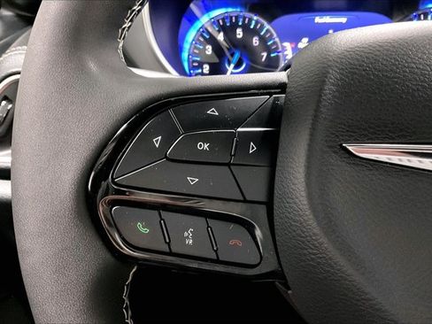 Used 2025 Chrysler Pacifica Limited FWD image 18