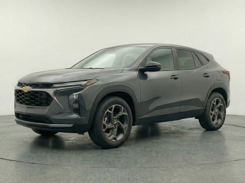 Used 2025 Chevrolet Trax LT image 3