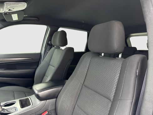 Used 2018 Jeep Grand Cherokee Laredo AWD/4WD image 15