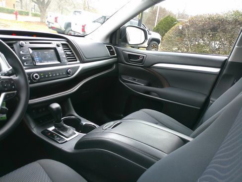 Used 2017 Toyota Highlander LE image 33