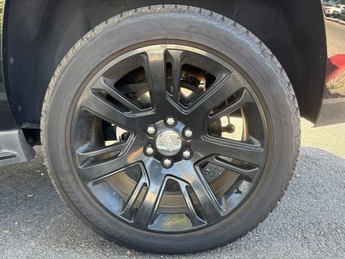 Used 2017 Cadillac Escalade ESV Luxury RWD image 3