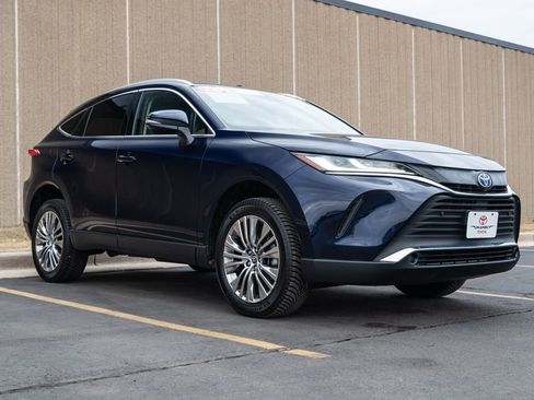 Used 2022 Toyota Venza XLE image 2