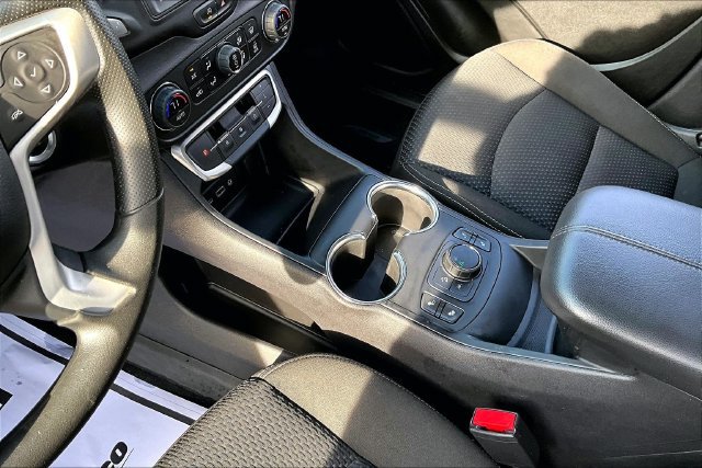 Used 2024 GMC Terrain SLE w/ Driver Convenience Package FWD image 17