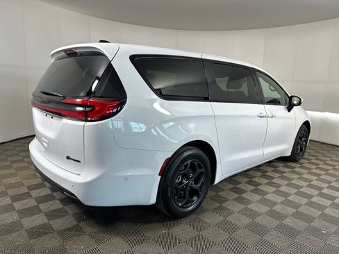 Used 2023 Chrysler Pacifica Touring-L w/ Uconnect Theater Family Group image 3