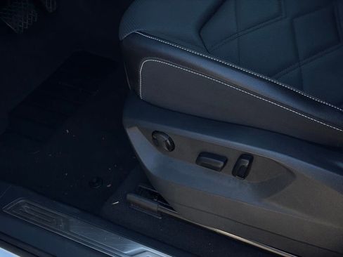 Used 2024 Volkswagen Atlas SE image 12