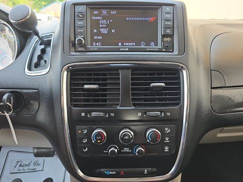 Used 2018 Dodge Grand Caravan SE w/ UConnect Hands-Free Group FWD image 18