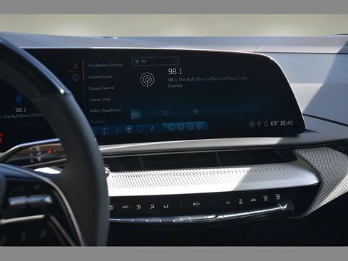 Certified 2025 Cadillac Optiq Sport 2 w/ LPO, Floor Liner Package AWD/4WD image 21