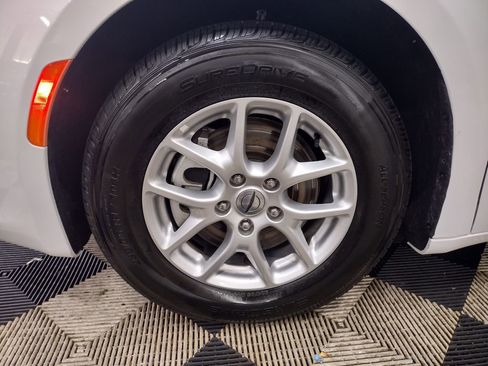 Used 2023 Chrysler Voyager LX image 5