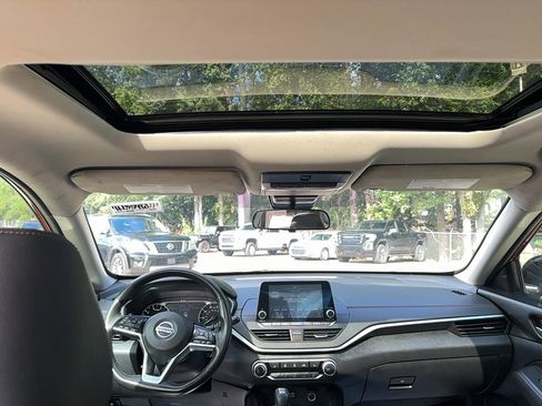 Used 2021 Nissan Altima 2.5 SR w/ SR Premium Package image 13