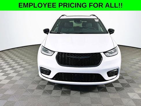 New 2026 Chrysler Pacifica Limited w/ Uconnect Theater Family Group image 3