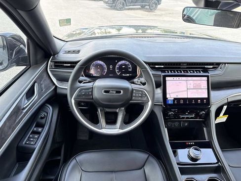 Used 2025 Jeep Grand Cherokee Limited RWD image 13