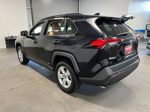 Used 2021 Toyota RAV4 LE AWD/4WD image 5