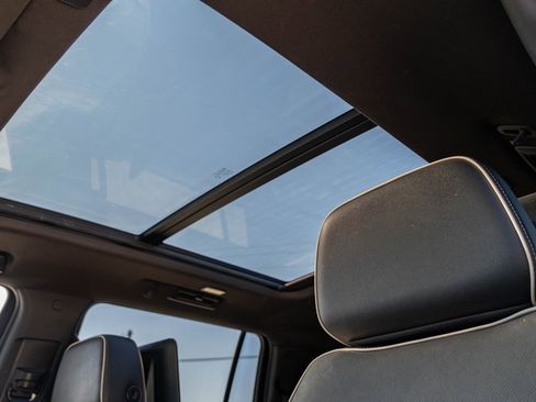 Used 2023 GMC Yukon XL SLT w/ SLT Premium Package image 27