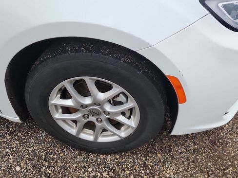 Used 2023 Chrysler Pacifica Touring-L image 2