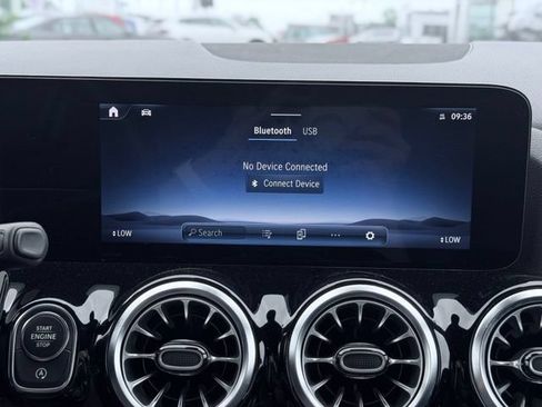 Used 2025 Mercedes-Benz GLA 250 4MATIC image 37