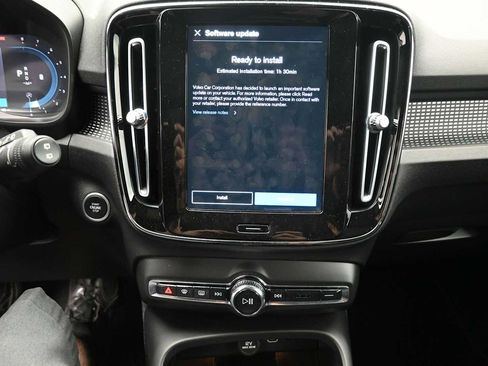 Used 2023 Volvo XC40 B5 Plus w/ Driver Assist Package AWD/4WD image 27