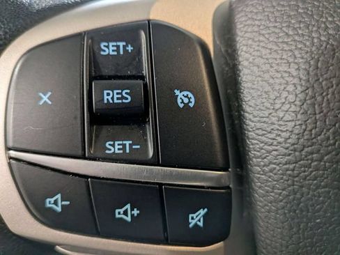 Used 2022 Ford Explorer XLT w/ Equipment Group 202A AWD/4WD image 18