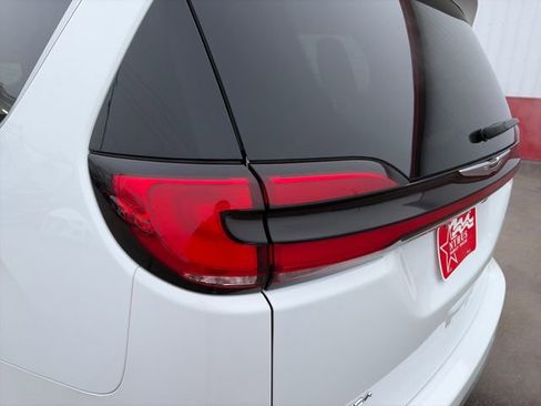 Used 2024 Chrysler Pacifica Touring-L FWD image 20