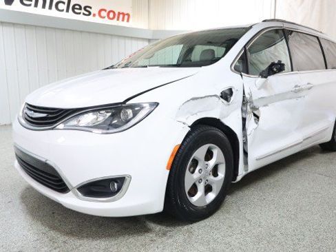 Used 2018 Chrysler Pacifica Touring-L FWD image 2