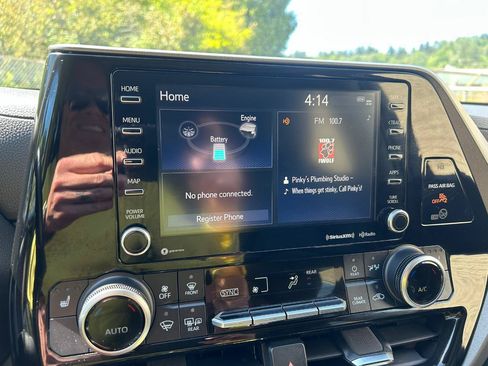 Used 2022 Toyota Highlander XLE AWD/4WD image 23