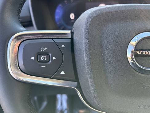 Used 2025 Volvo XC40 B5 Core image 23