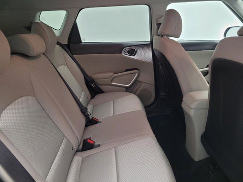 Used 2025 Kia Soul LX w/ LX Technology Package FWD image 19