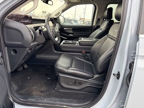 Used 2025 Ford Expedition Platinum image 13