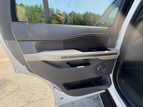 Used 2019 Ford Expedition XLT w/ Equipment Group 202A AWD/4WD image 16